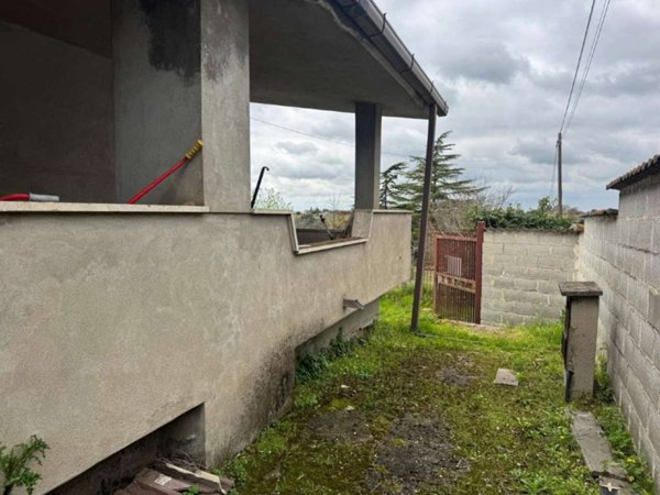 casa indipendente in vendita ad Aprilia in zona Campoleone