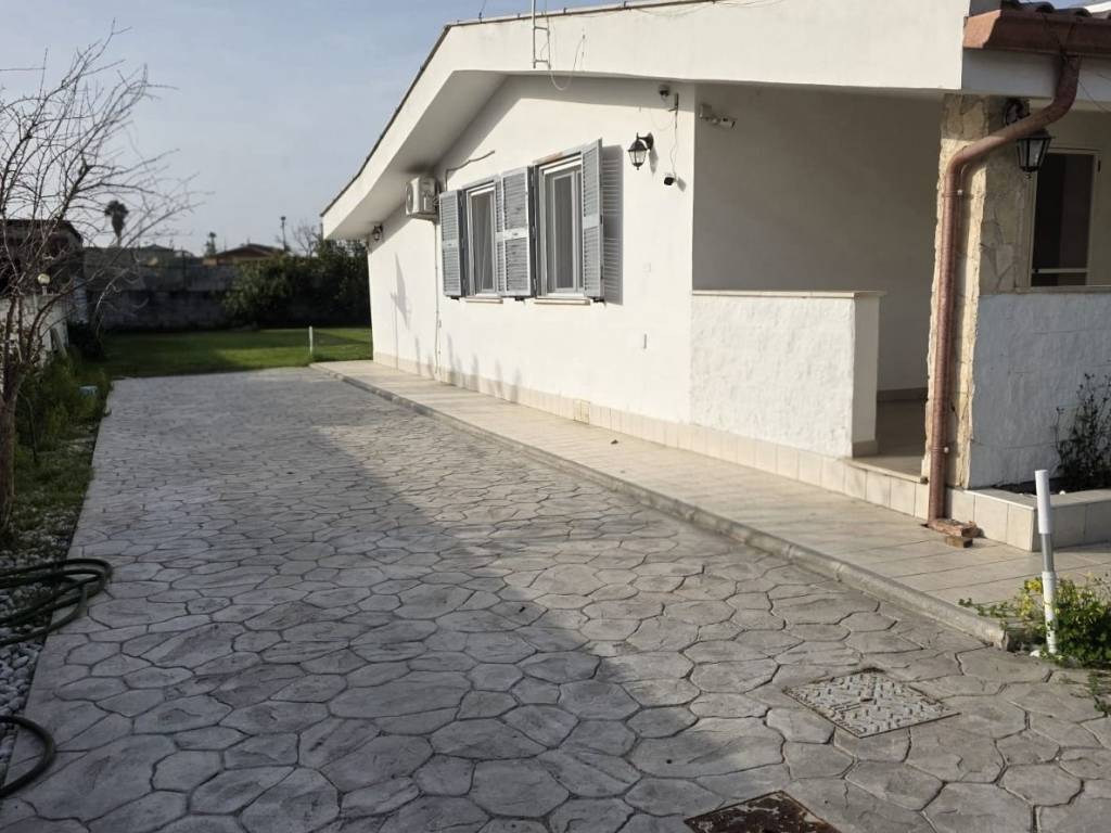 casa indipendente in vendita ad Aprilia in zona Campoverde