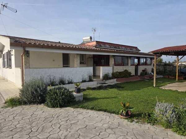 casa indipendente in vendita ad Aprilia in zona Cogna