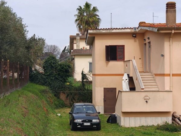 appartamento in vendita ad Aprilia in zona Campo di Carne