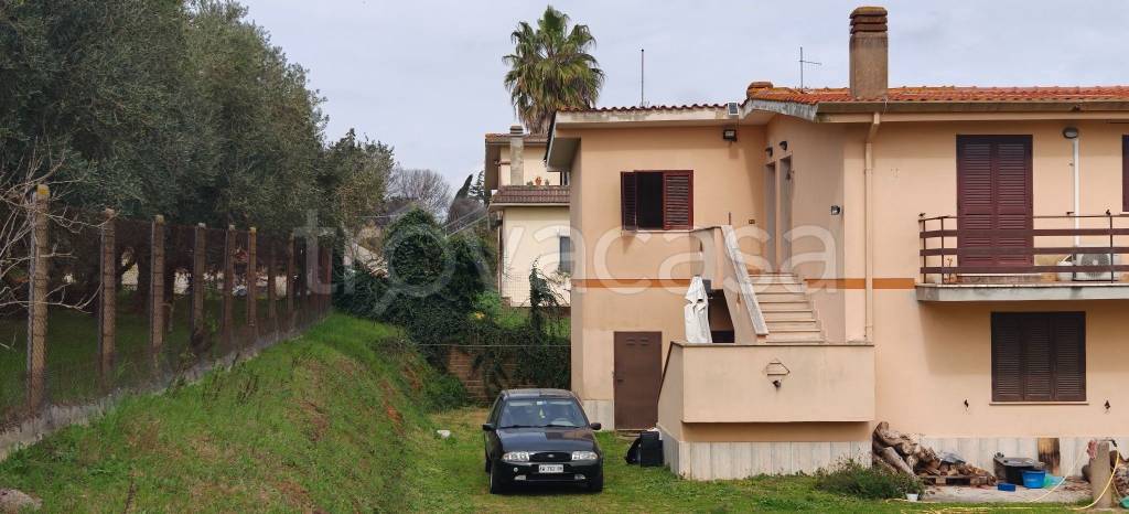 appartamento in vendita ad Aprilia in zona Cogna