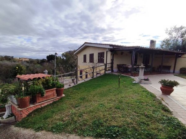 casa indipendente in vendita ad Aprilia in zona Fossignano