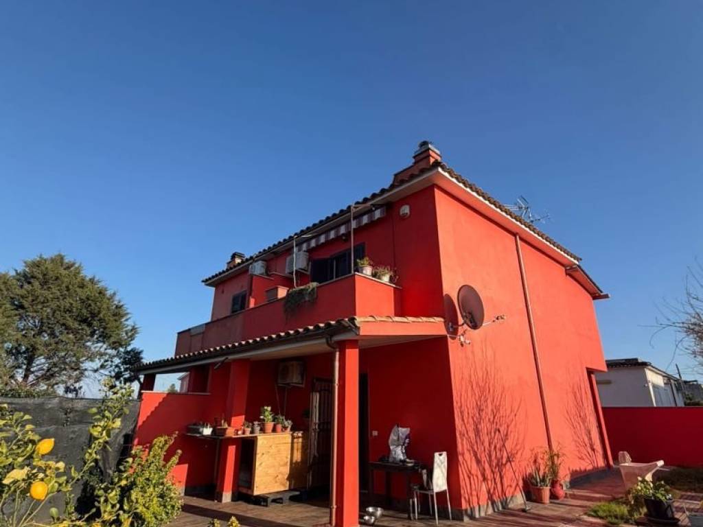 casa indipendente in vendita ad Aprilia in zona Cogna