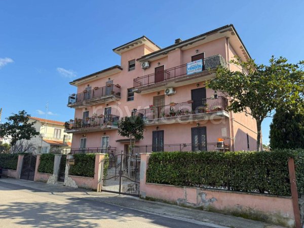 appartamento in vendita ad Aprilia in zona Campo di Carne