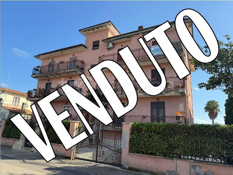 appartamento in vendita ad Aprilia in zona Campo di Carne