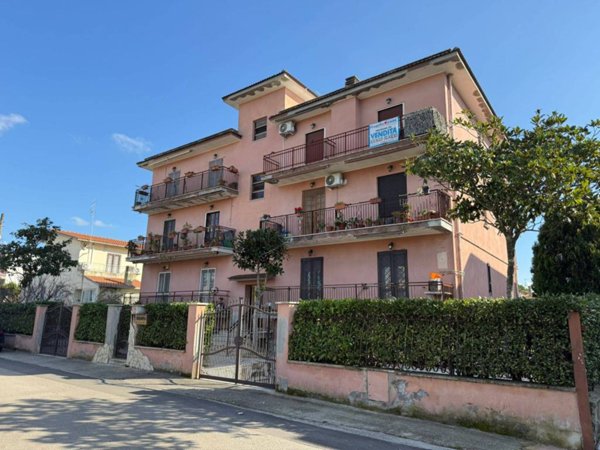 appartamento in vendita ad Aprilia in zona Cogna