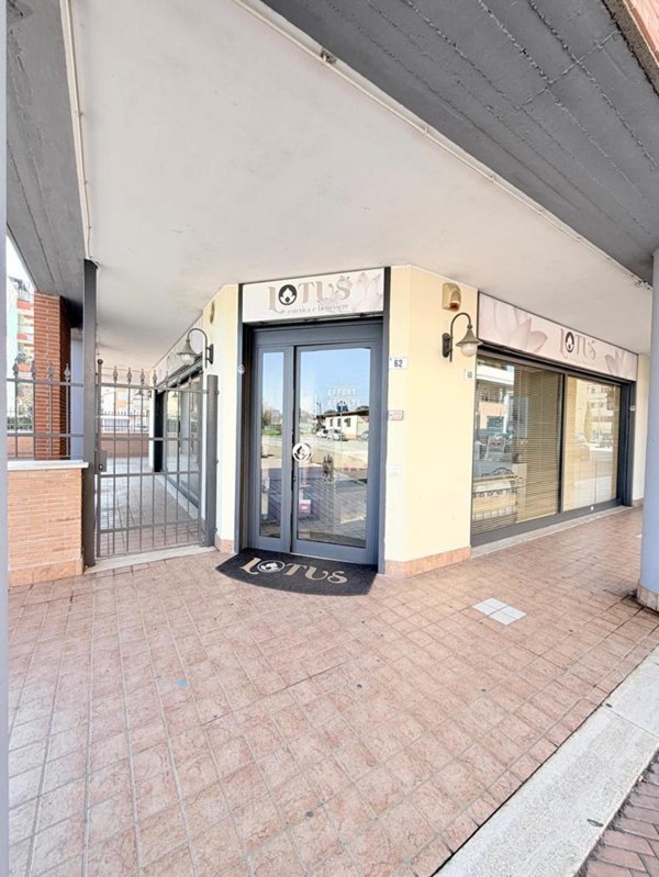 negozio in vendita ad Aprilia