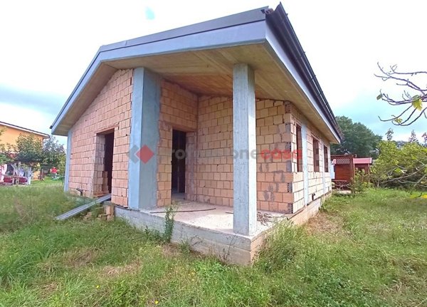 casa indipendente in vendita ad Aprilia in zona Cogna