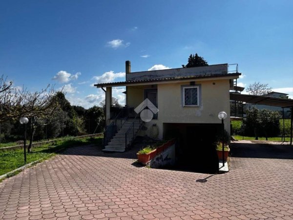 casa indipendente in vendita ad Aprilia in zona Campo di Carne