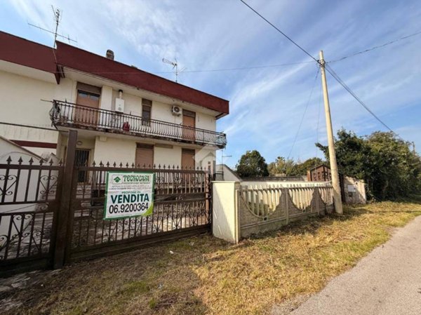 appartamento in vendita ad Aprilia in zona Pantanelle