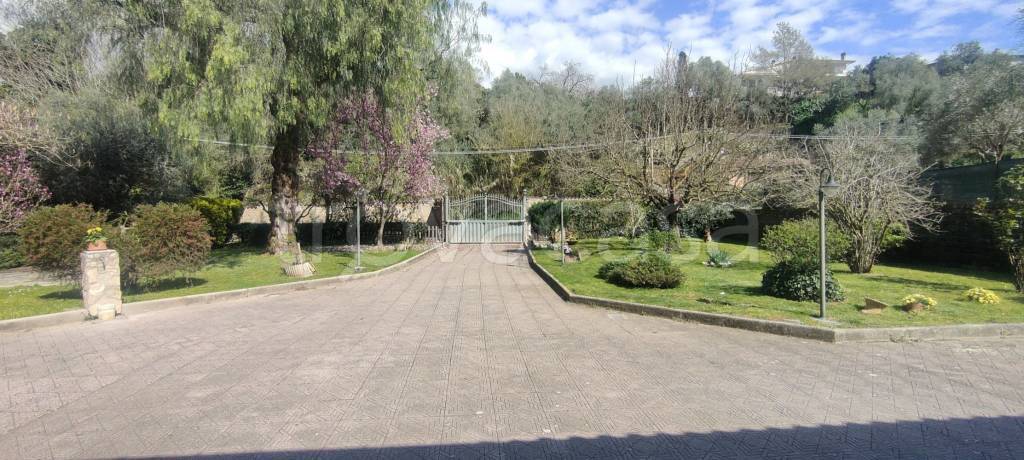 casa indipendente in vendita ad Aprilia in zona Casalazzara