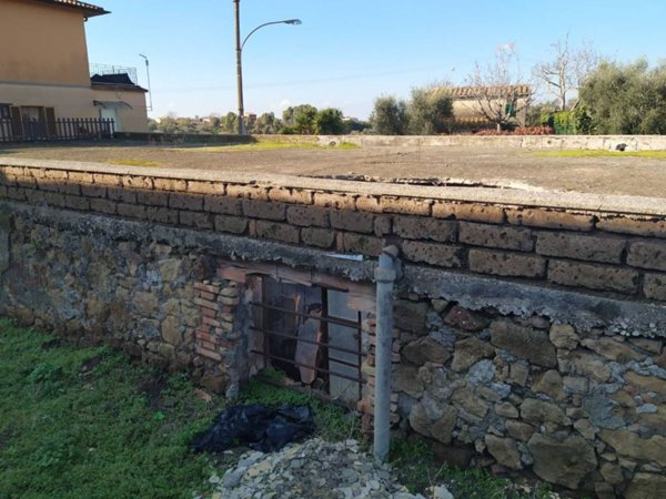 locale di sgombero in vendita ad Aprilia in zona Fossignano