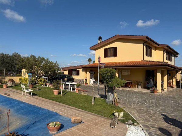 casa indipendente in vendita ad Aprilia in zona Campoverde