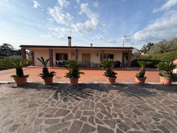 casa indipendente in vendita ad Aprilia in zona Casalazzara