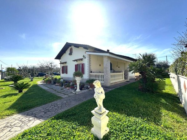 casa indipendente in vendita ad Aprilia in zona Campo di Carne