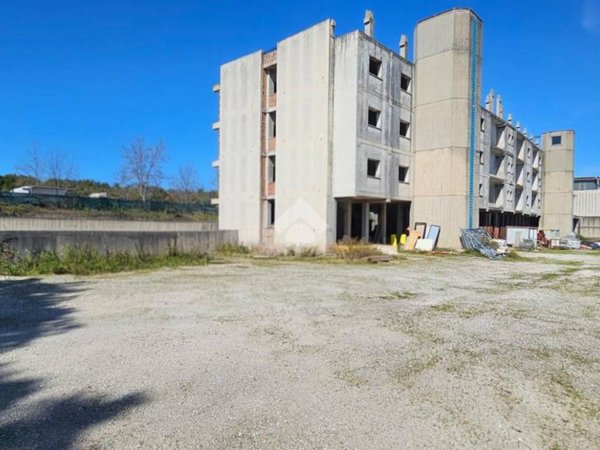 locale commerciale in vendita ad Aprilia in zona Riserva Nuova