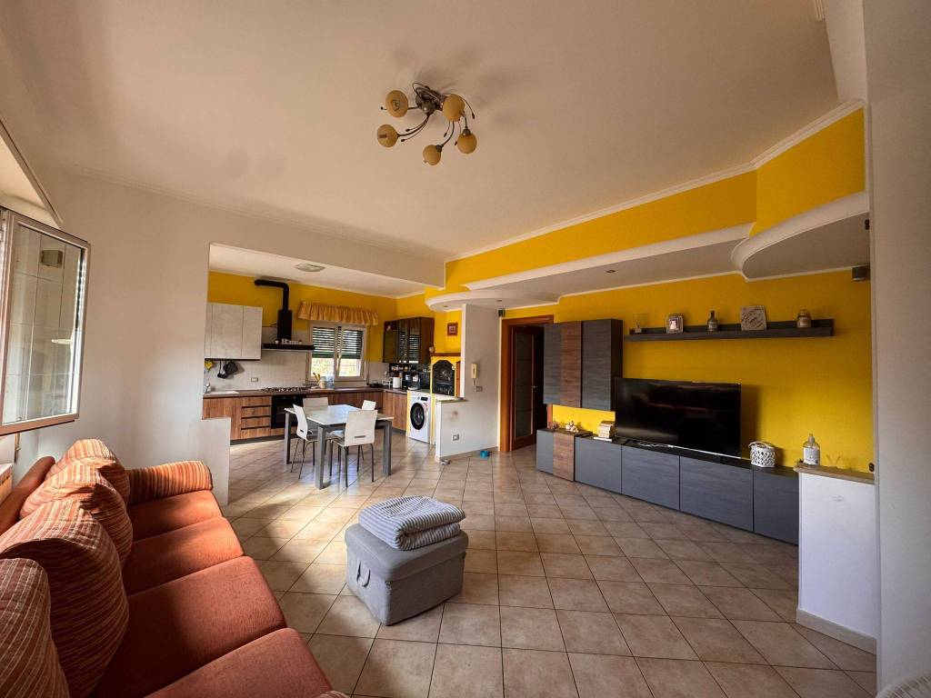 appartamento in vendita ad Aprilia in zona Cogna