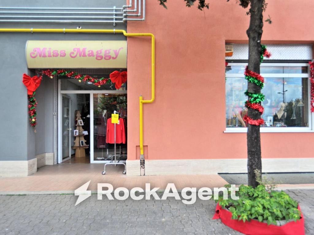negozio in vendita ad Aprilia