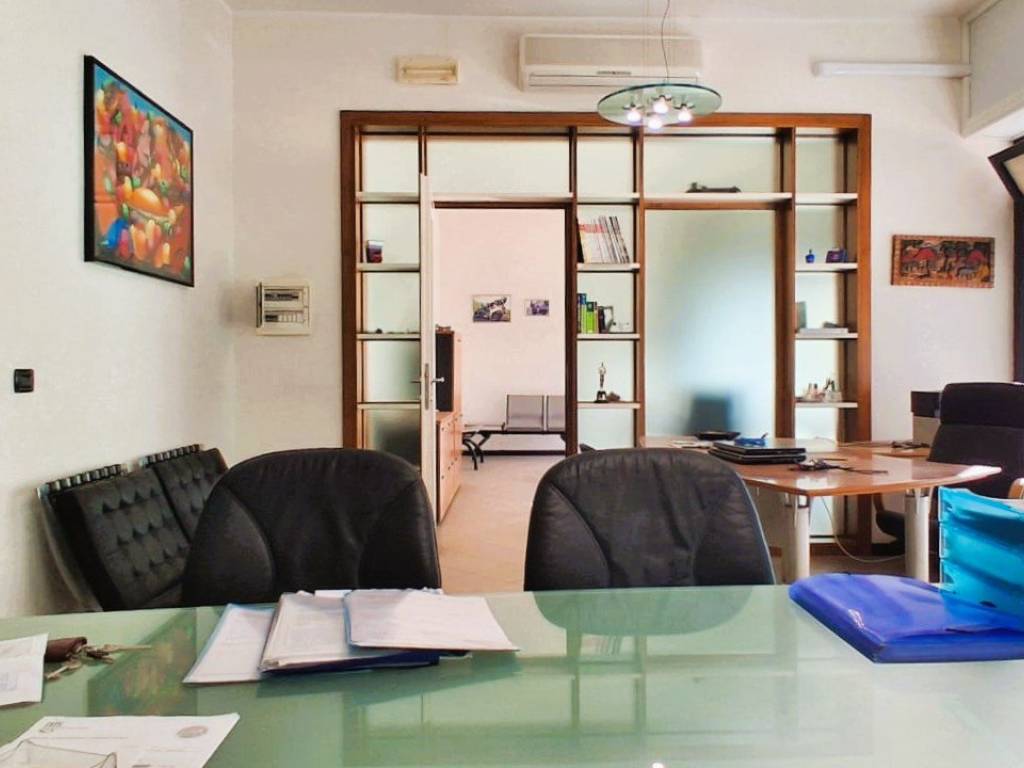 negozio in vendita ad Aprilia