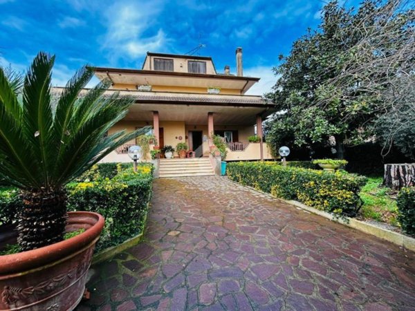 casa indipendente in vendita ad Aprilia in zona Fossignano