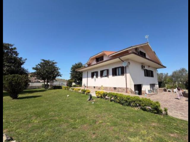 casa indipendente in vendita ad Aprilia in zona Genio Civile