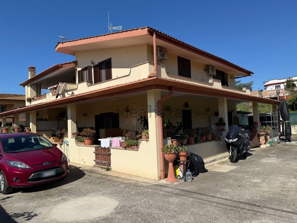 casa indipendente in vendita ad Aprilia in zona Casalazzara