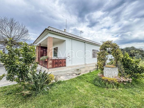 casa indipendente in vendita ad Aprilia in zona Fossignano