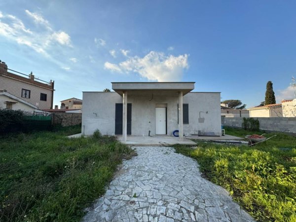 casa indipendente in vendita ad Aprilia in zona Cogna