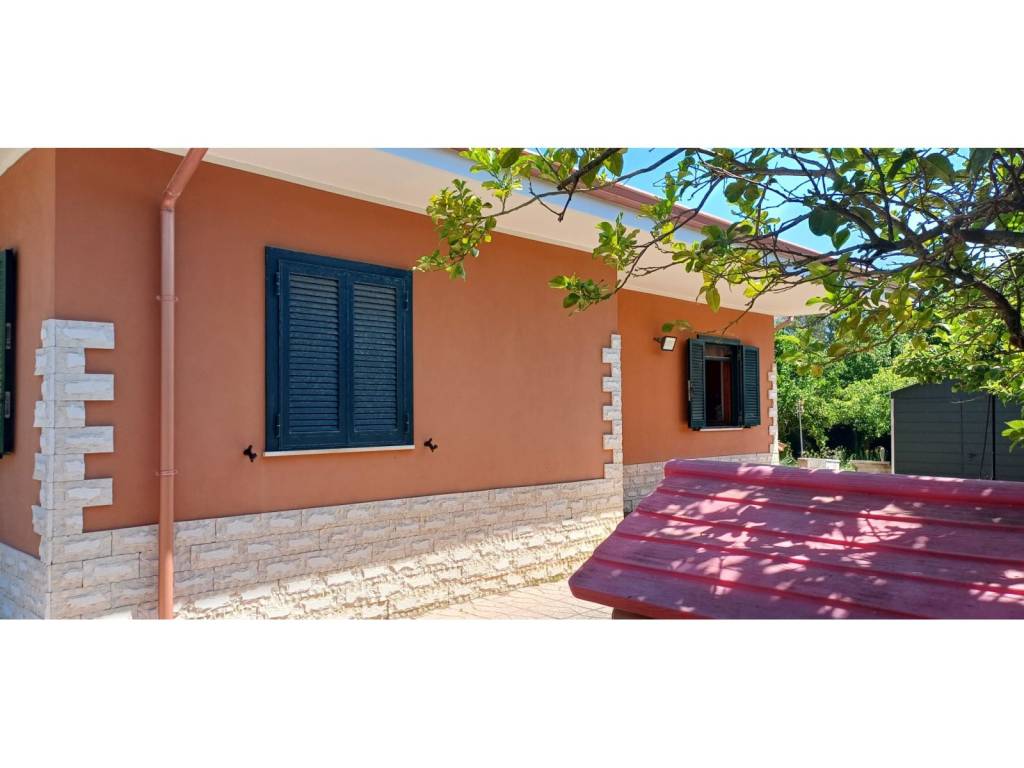 casa indipendente in vendita ad Aprilia in zona Campo di Carne
