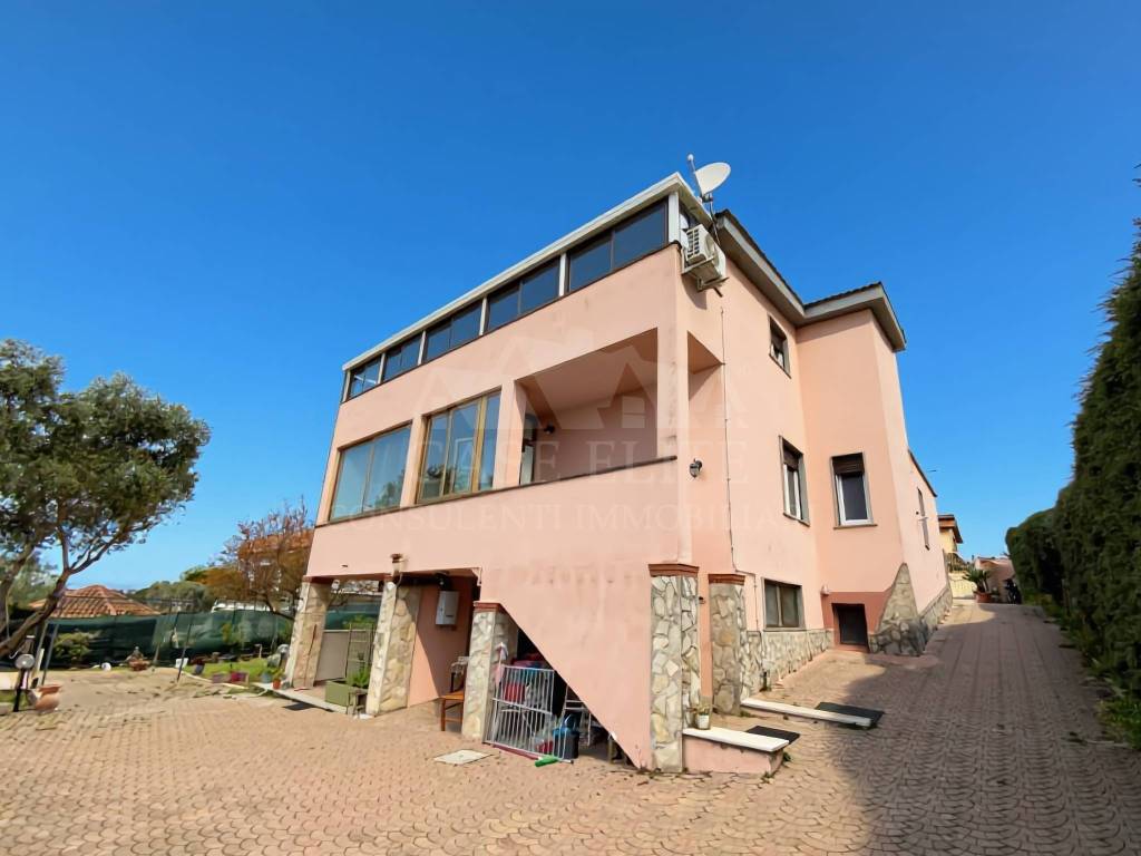casa indipendente in vendita ad Aprilia in zona Cogna