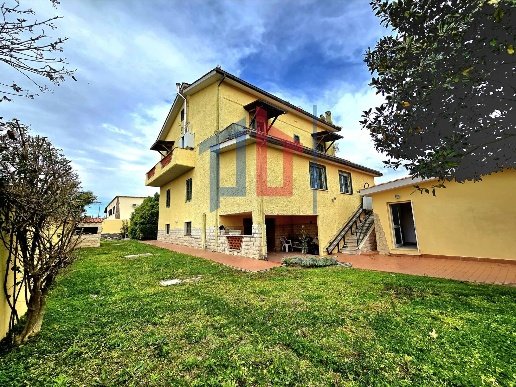 casa indipendente in vendita ad Aprilia in zona Cogna