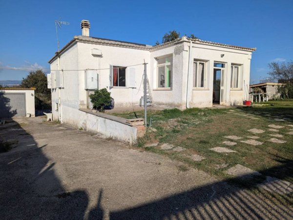 casa indipendente in vendita ad Aprilia in zona Fossignano