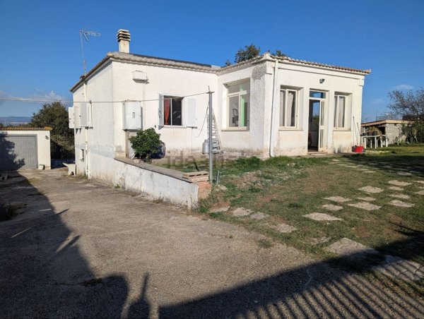 casa indipendente in vendita ad Aprilia in zona Fossignano