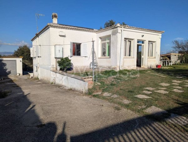 casa indipendente in vendita ad Aprilia in zona Fossignano