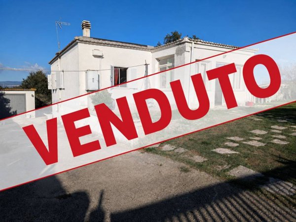 casa indipendente in vendita ad Aprilia in zona Fossignano