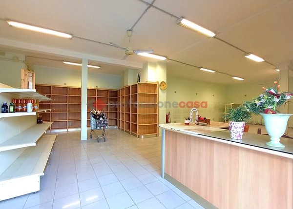 locale commerciale in vendita ad Aprilia