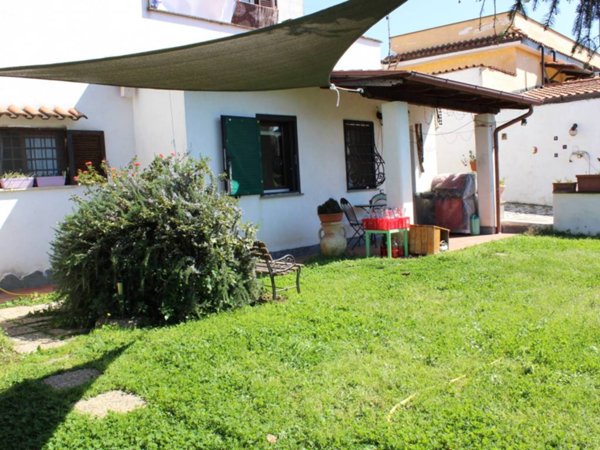 appartamento in vendita ad Aprilia in zona Casalazzara