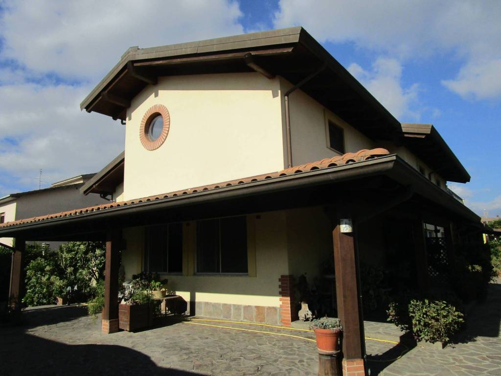 casa indipendente in vendita ad Aprilia in zona Campo di Carne