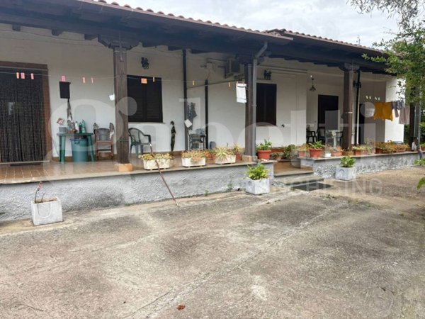casa indipendente in vendita ad Aprilia in zona Campo di Carne
