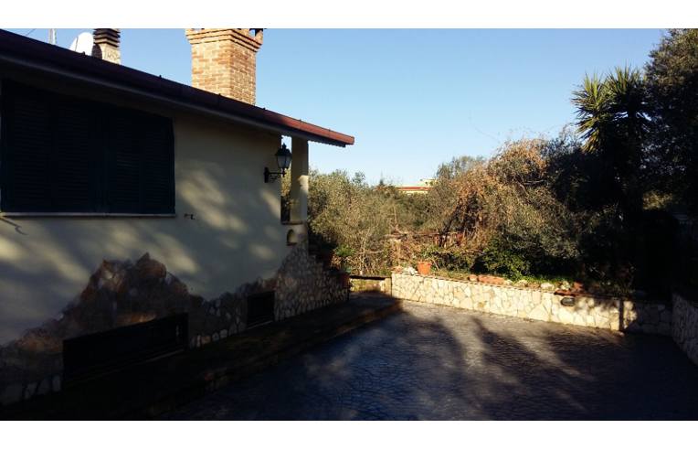 casa indipendente in vendita ad Aprilia in zona Fossignano