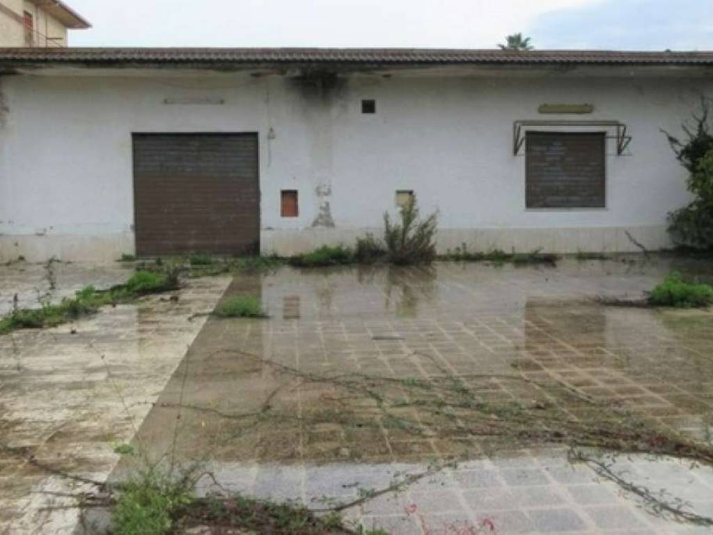 negozio in vendita ad Aprilia in zona Campo di Carne