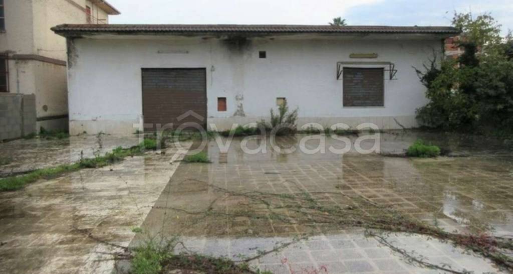 negozio in vendita ad Aprilia in zona Campo di Carne