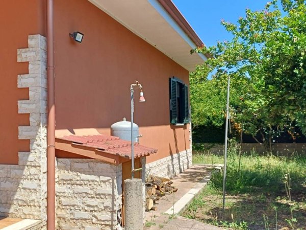 casa indipendente in vendita ad Aprilia in zona Campo di Carne