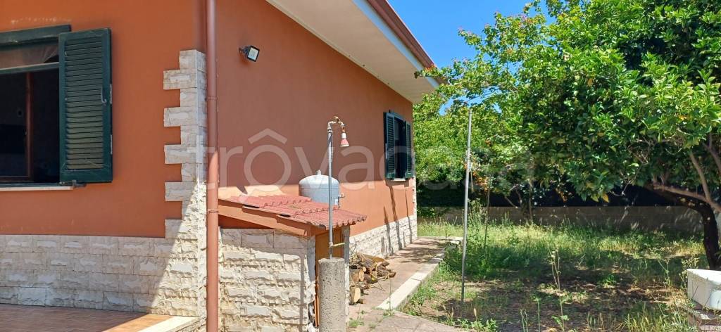 casa indipendente in vendita ad Aprilia in zona Campo di Carne