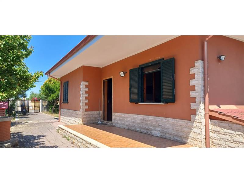 villa in vendita ad Aprilia in zona Campo di Carne