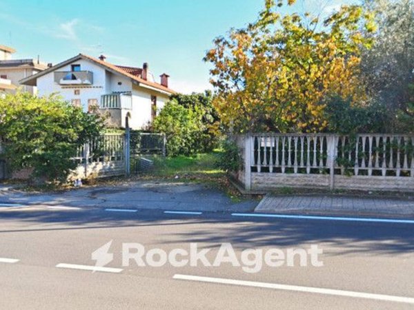 negozio in vendita ad Aprilia in zona Campo di Carne