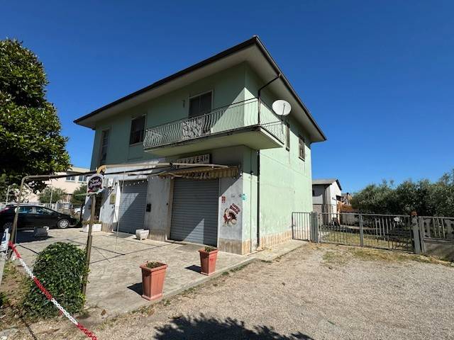 negozio in vendita ad Aprilia in zona Campoverde