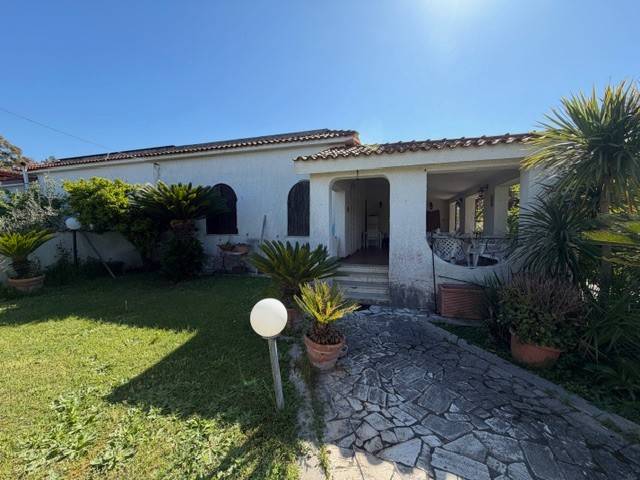 casa indipendente in vendita ad Aprilia in zona Campoverde