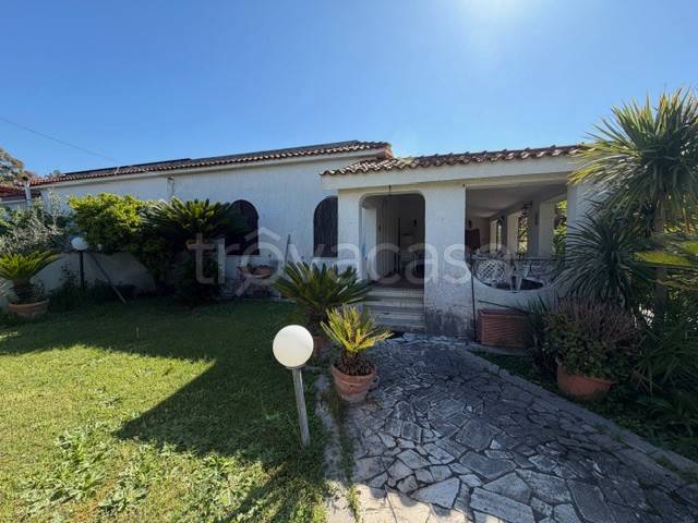 casa indipendente in vendita ad Aprilia in zona Cogna