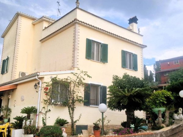 casa indipendente in vendita ad Aprilia in zona Casalazzara
